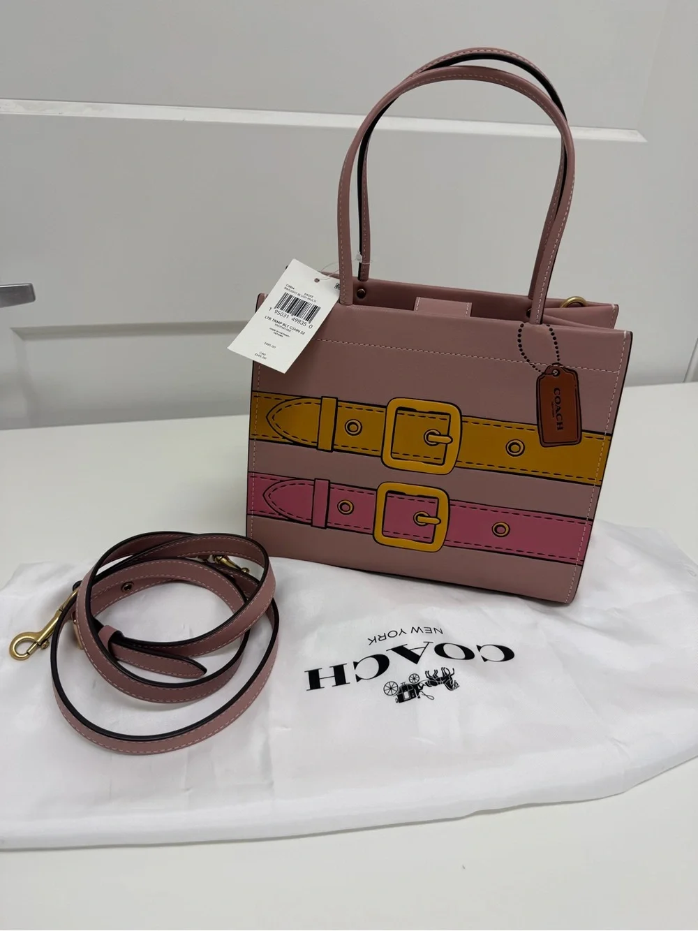 Coach Cashin Carry 22 With Trompe L'Oeil Print‎